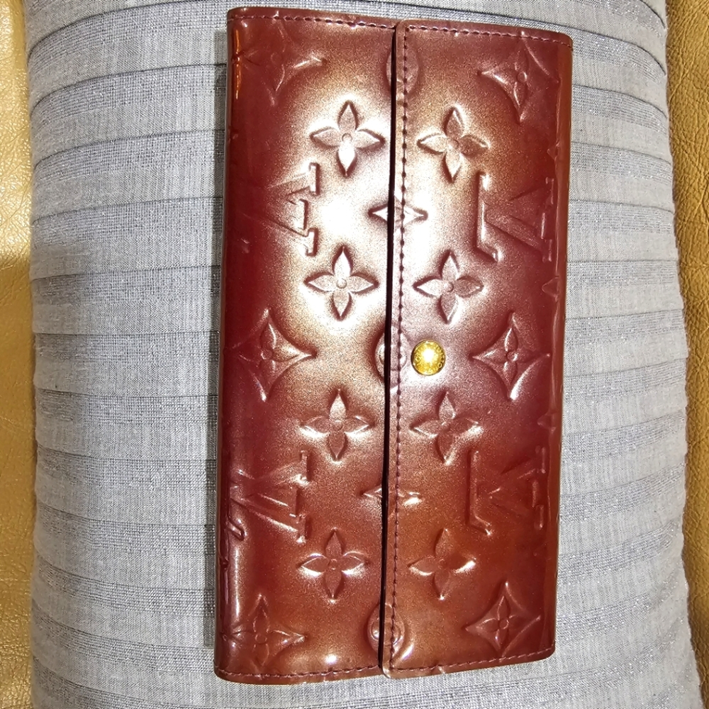 Authentic Louis Vuitton Vernis Burgundy/purple Sarah Wallet